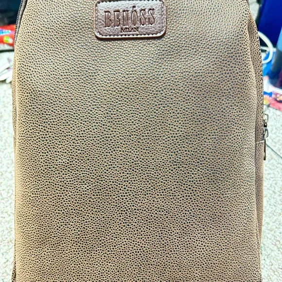 Brown Leather Men's backpack w/ back side zipper compartment. - Picture 3 of 6